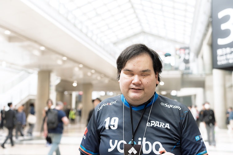 【写真】インタビュー中、話を聞いているきたむらさん