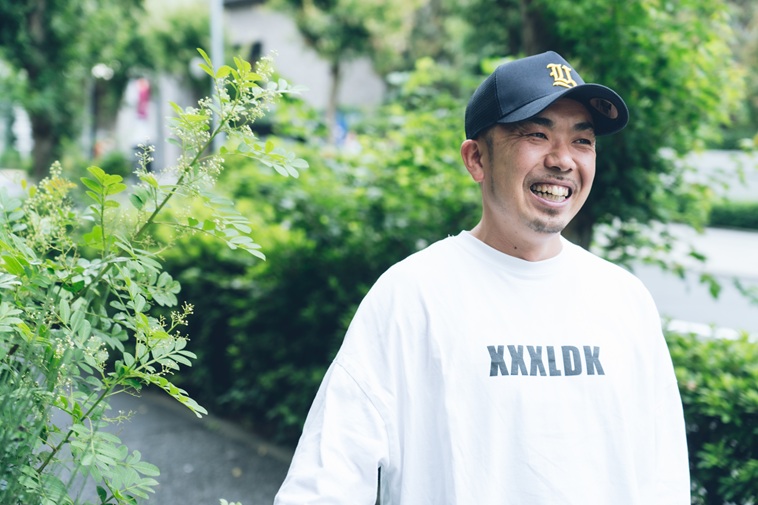 【写真】歩道を歩きながら笑顔をみせるしんぺいたさん