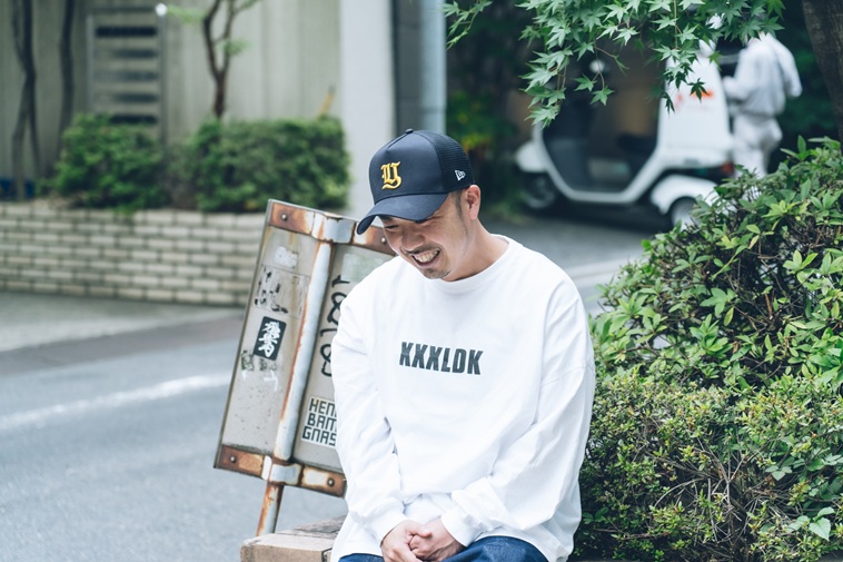 【写真】植え込みの端に座りながら微笑むしんぺいたさん