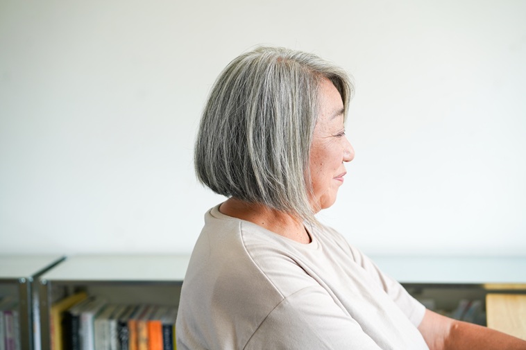 【写真】インタビューにこたえるよこやまさんの横顔