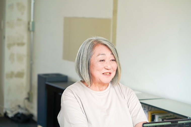 【写真】微笑みながら話すよこやまさん