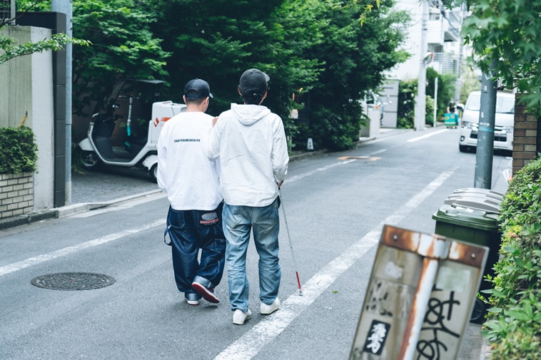 【写真】並んで歩く、いしいさんとしんぺいたさんの後ろ姿