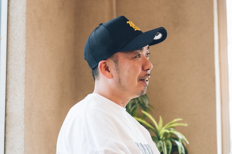 【写真】微笑みながら話すしんぺいたさんの横顔