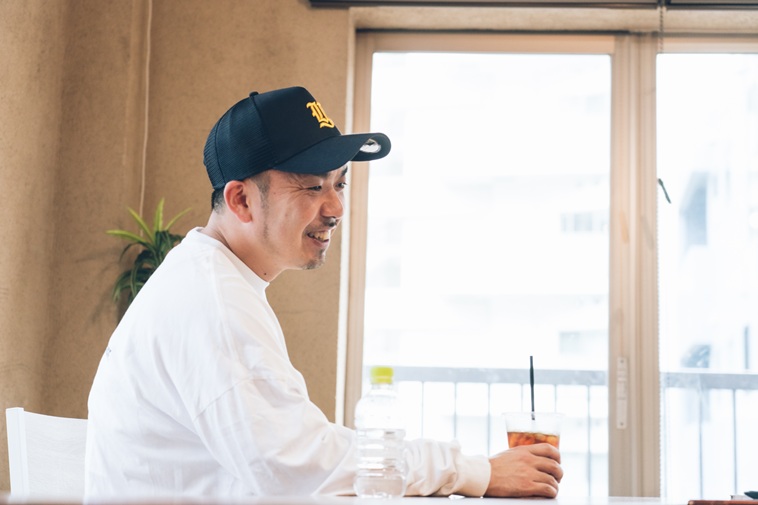 【写真】笑顔で話すしんぺいたさんの横顔