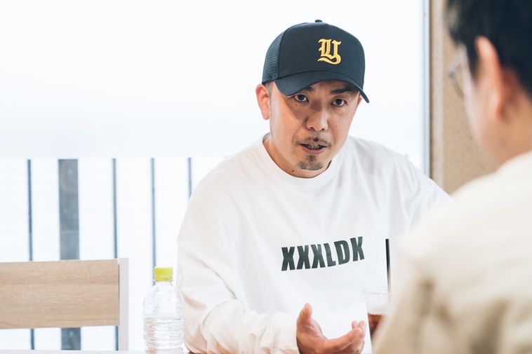 【写真】手振りを使って真剣な表情で話すしんぺいたさん