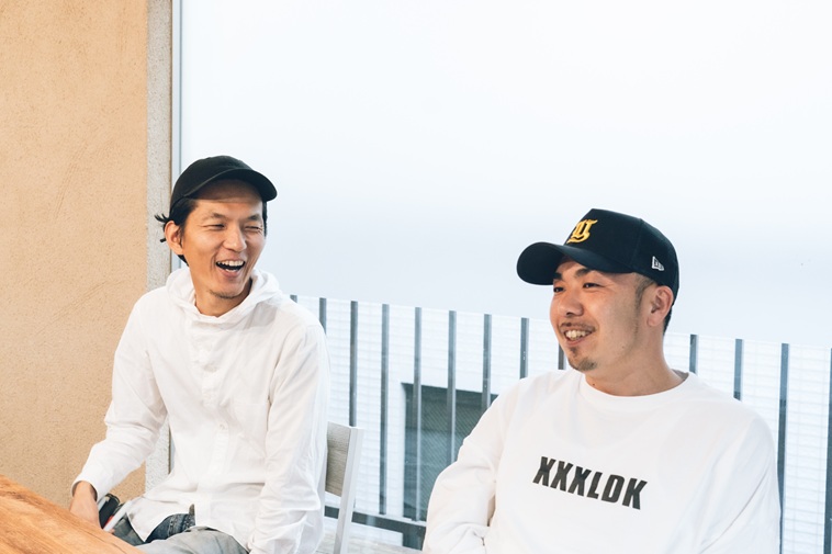 【写真】並んで座り、笑顔でしんぺいたさんの方を見るいしいさんと、微笑むしんぺいたさん