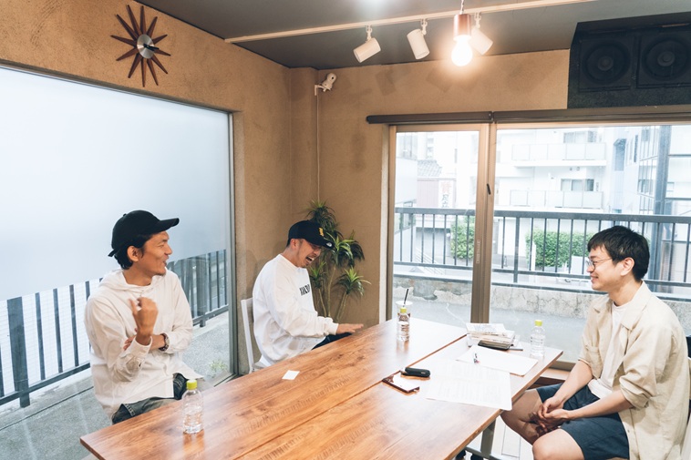 【写真】並んで座るしんぺいたさんといしいさん。テーブルを挟んで向かい側には、ライターの西山が座る