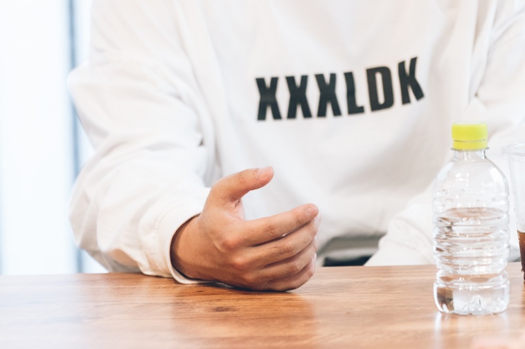 【写真】テーブルの上に置かれた、しんぺいたさんの右手