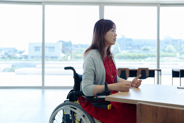 【写真】インタビューにこたえるおざわさんの横顔