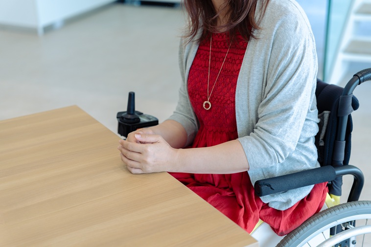 【写真】テーブルに置かれたおざわさんの両手