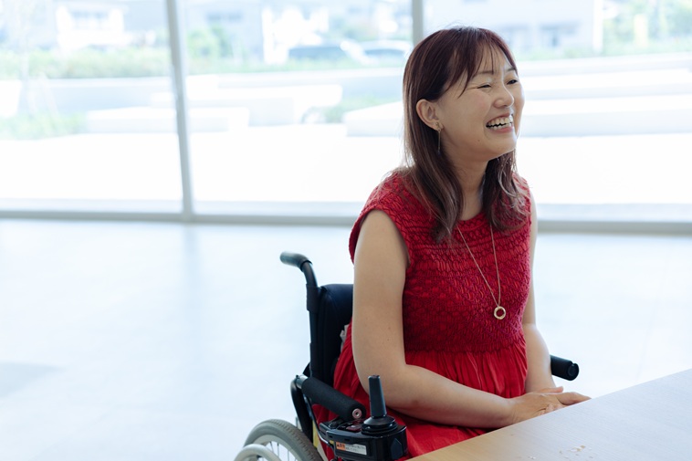 【写真】笑顔で話すおざわさん