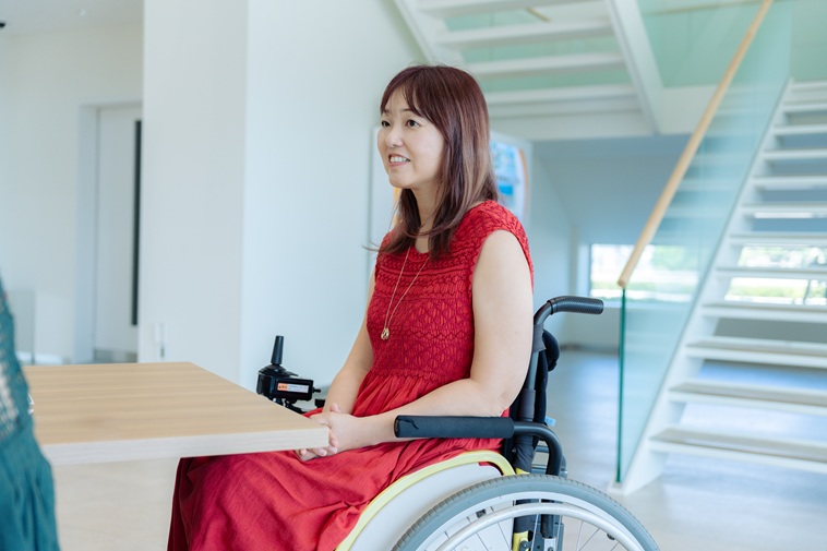 【写真】微笑みながら話すおざわさん
