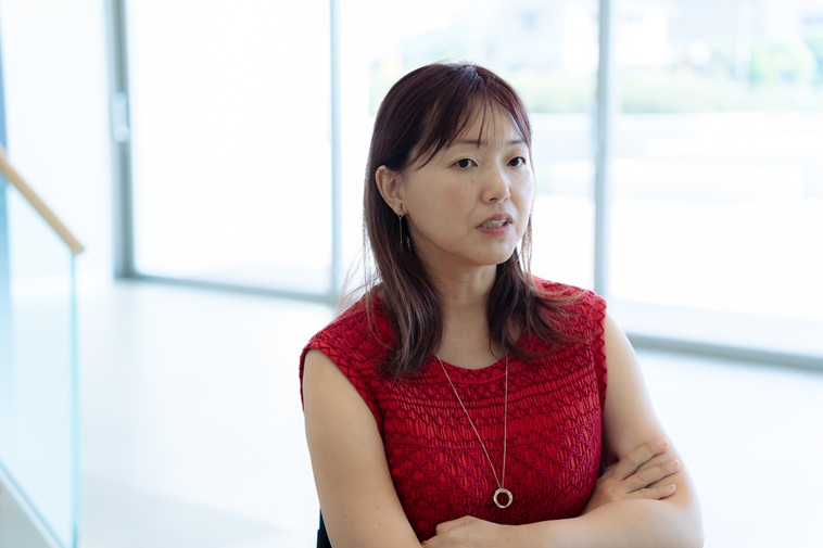 【写真】両腕を組みながら話すおざわさん