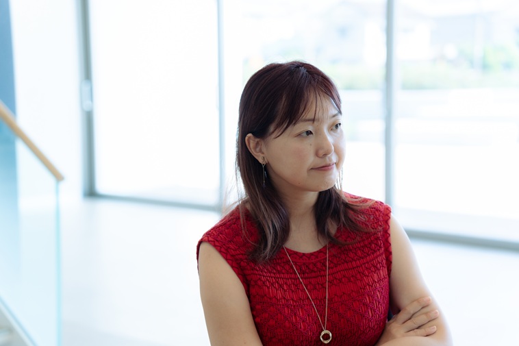 【写真】真剣な表情のおざわさん