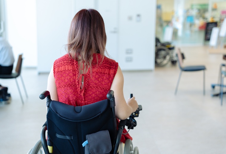 【写真】車いすに乗るおざわさんの後ろ姿