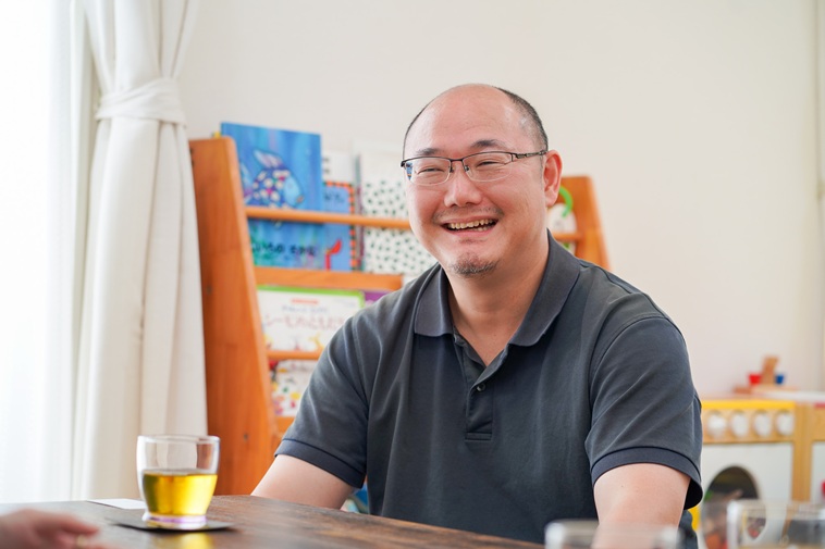 【写真】満面の笑みでカメラを見つめるふるかわたかゆきさん