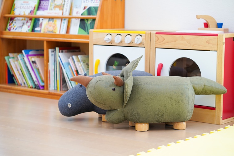 【写真】ふたつ並んだサイのぬいぐるみ