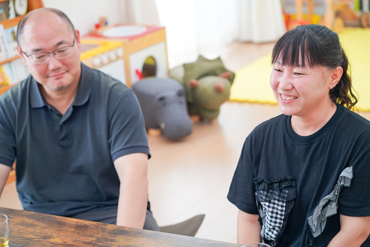 【写真】微笑みながらお話しするまさみさんと、微笑みながら隣に座るたかゆきさん