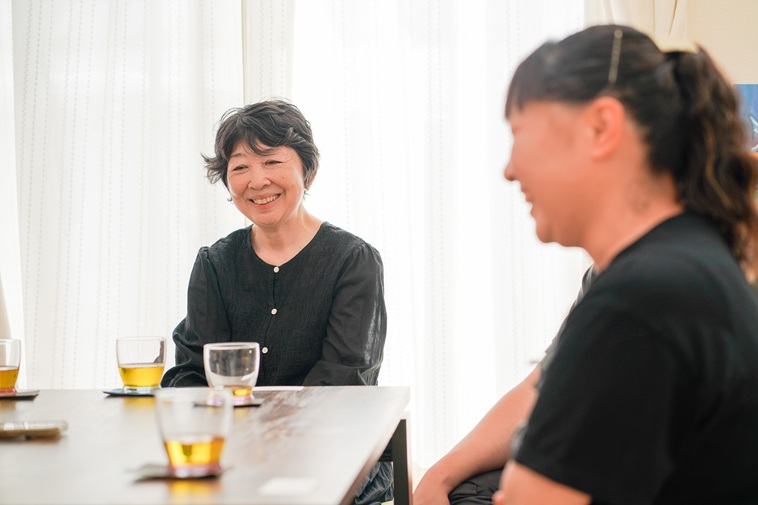 【写真】テーブルの奥に座るやまもとさんと、手前に座るたかゆきさん、まさみさん