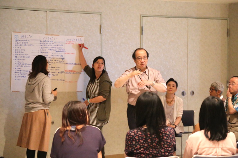 【写真】数人のグループの真ん中で、当事者研究のファシリテーションをする向谷地生良さん