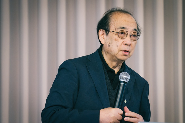 【写真】マイクを持ちお話しするむかいやちさん