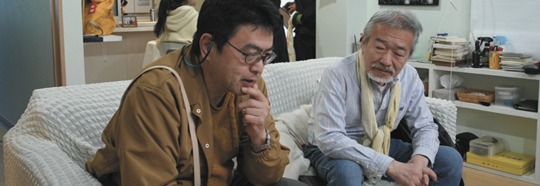 【写真】ソファーに並んで座るきみづかさんとプロデューサーのもりしげあきらさん