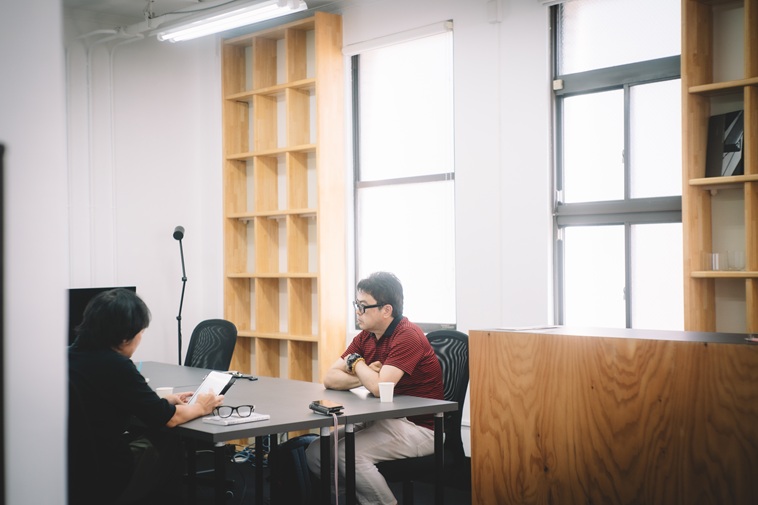 【写真】テーブルをはさんで向かい合って座るきみづかさんとライターのおばら