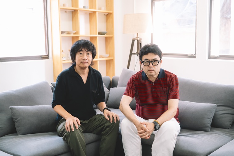 【写真】ソファーに並んで座るきみづかさんとライターのおばら