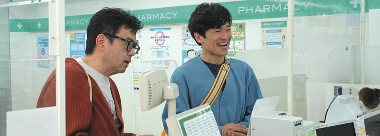 【写真】レジの前で並んで話すきみづかさんと主演のうちうらじゅんいちさん