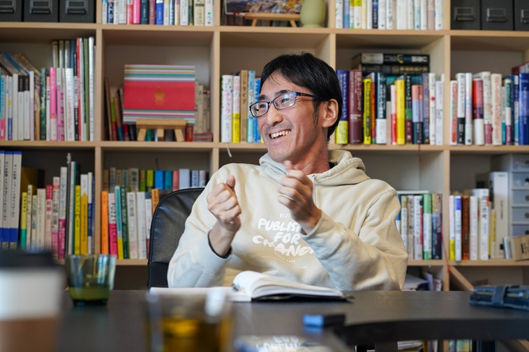 【写真】笑顔で手振りをしながら話すかむらさん