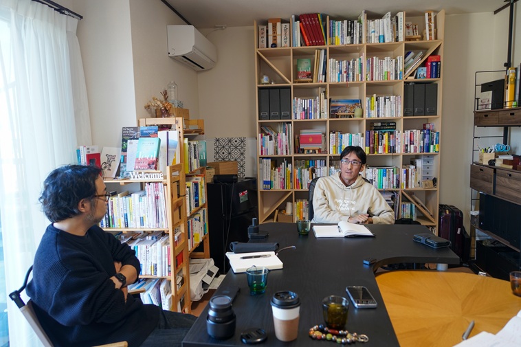 【写真】テーブルを挟んで斜めに座るかむらさんとモリ
