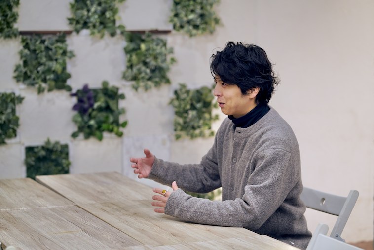 【写真】椅子に座り手振りをしながら話すいわきりさん