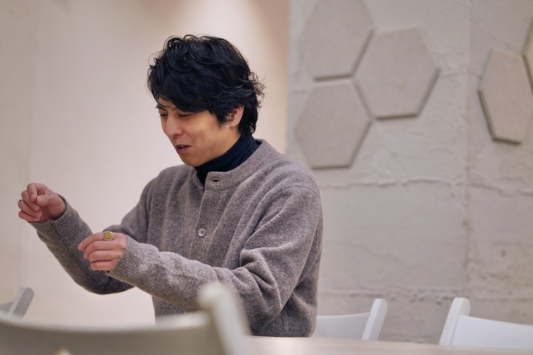 【写真】うつむき加減で微笑みながら話すいわきりさん