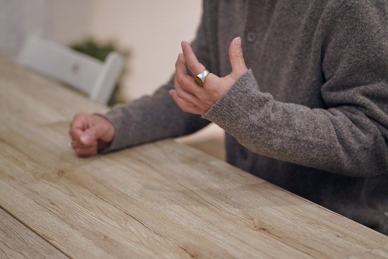 【写真】話しながら手振りをするいわきりさんの両手