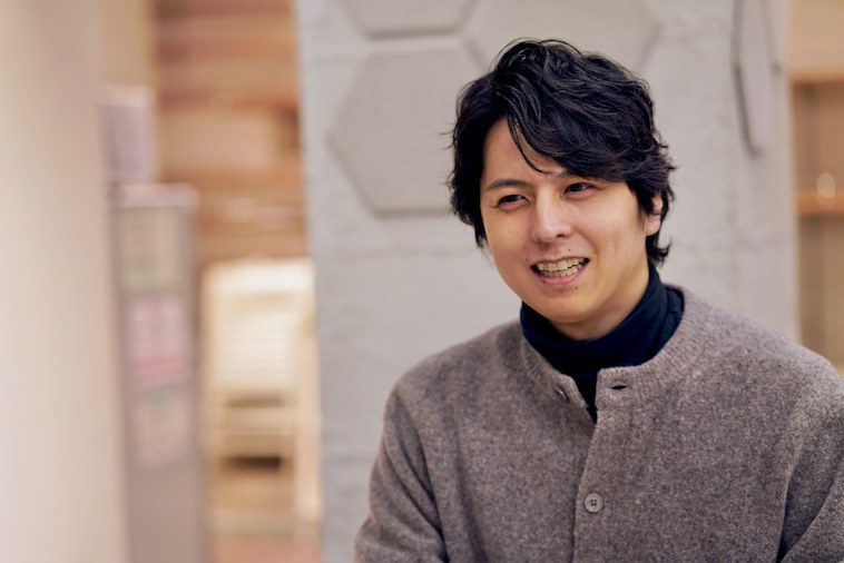 【写真】笑顔でお話しするいわきりさん