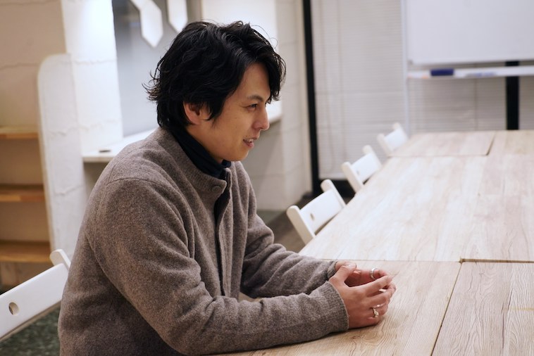 【写真】テーブルに両手を置きながら話すいわきりさん