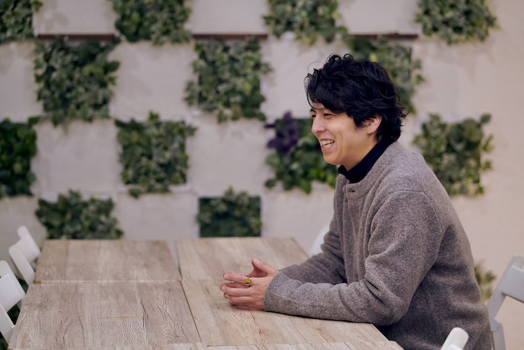 【写真】笑顔で話すいわきりさんの横顔