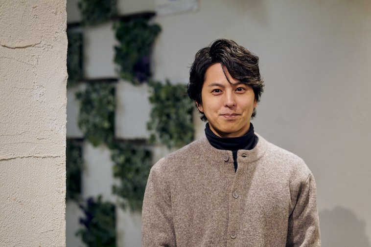 【写真】カメラを見つめて微笑むいわきりさん