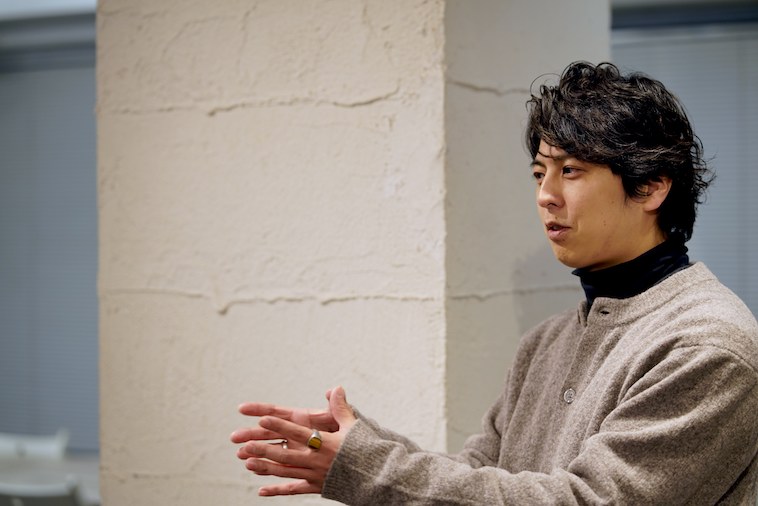 【写真】お話しするいわきりさん