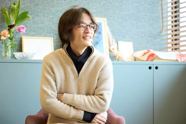 【写真】両腕を組みながら微笑むもりかわすいめいさん