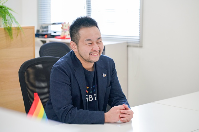 【写真】笑顔でインタビューにこたえるやくしさん