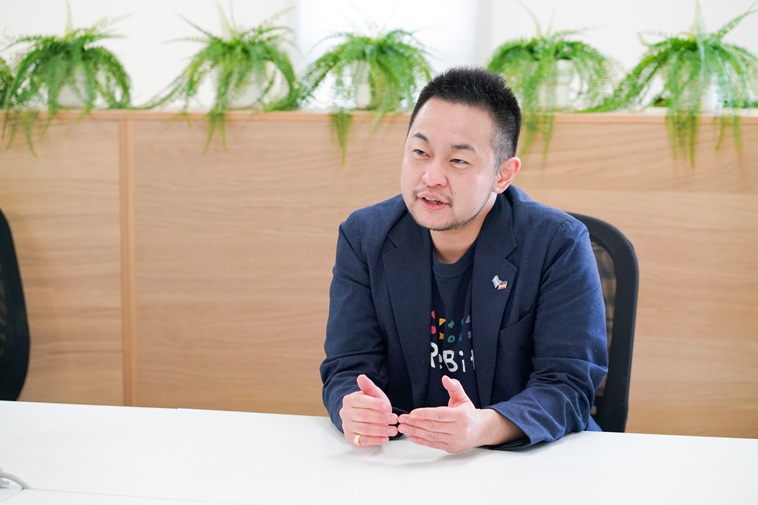 【写真】手振りをしながら話すやくしさん