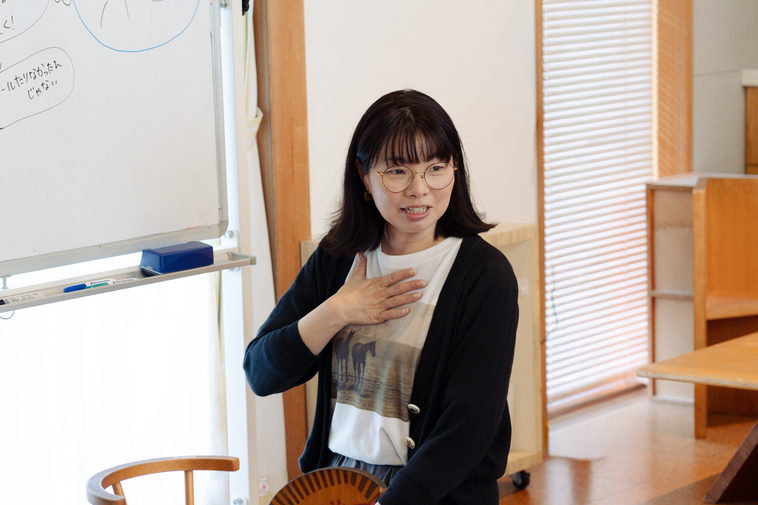 【写真】胸に手を当てるえづれさん