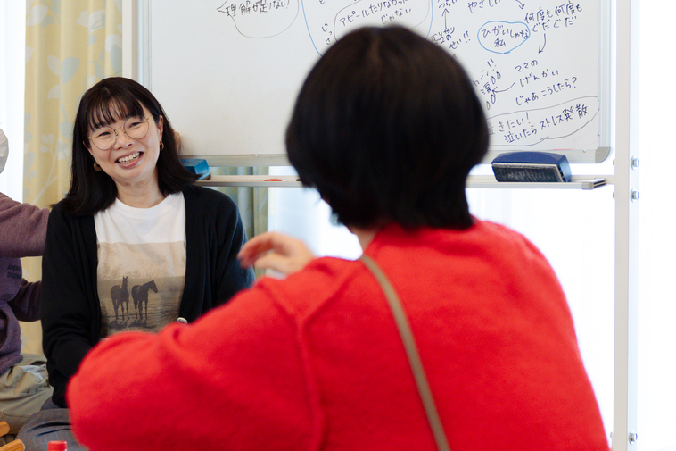 【写真】参加者との会話で笑顔を見せるえづれさん