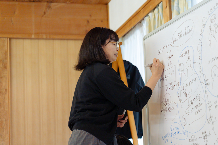 【写真】ホワイトボードに書き込むえづれさん