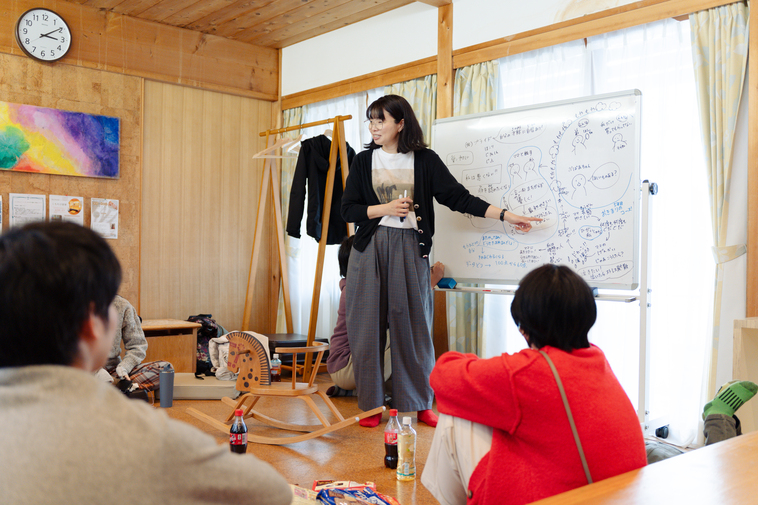 【写真】ホワイトボードの前に立つえづれさん