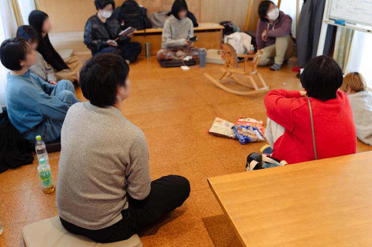 【写真】円になって座る参加者たち