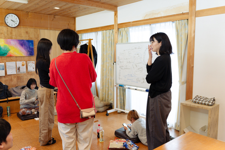 【写真】立ち上がってイメージを共有する参加者と江連さん