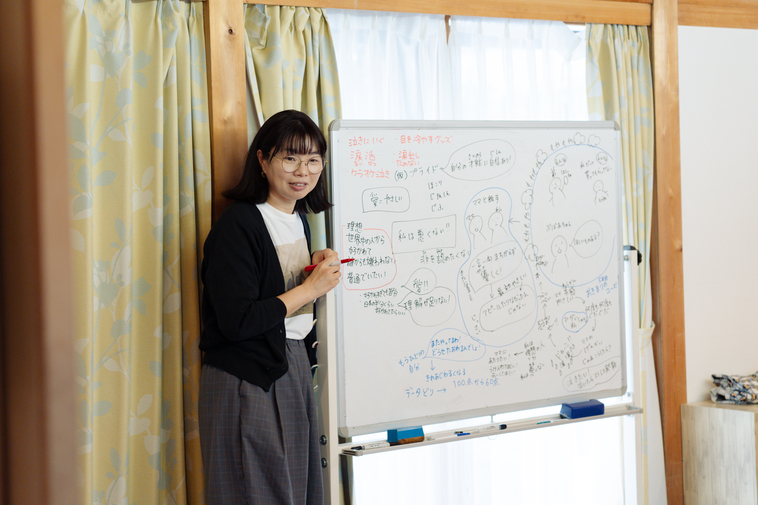 【写真】ホワイトボートを使ってお話しているえづれまきさん。