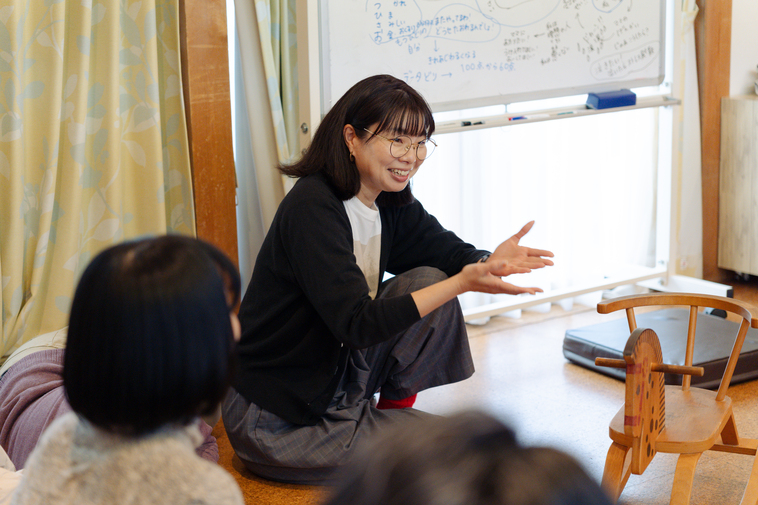 【写真】参加者に話しかけるえづれさん